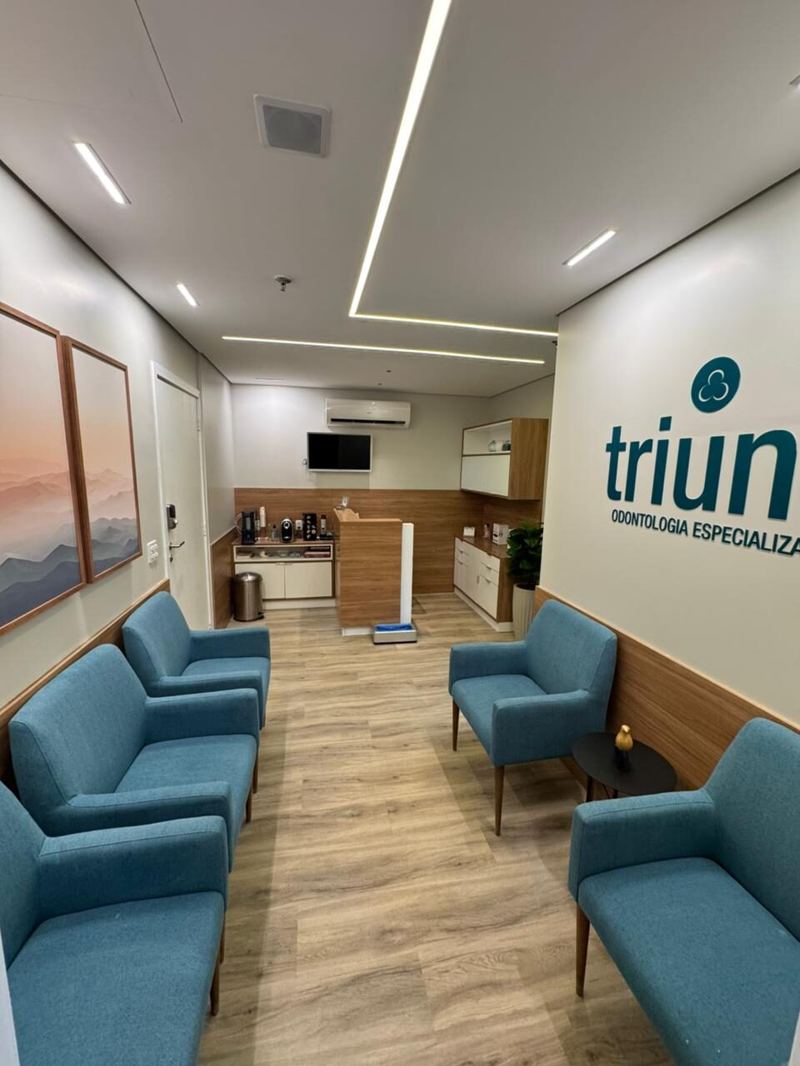 Triuno: sala de espera com cantinho do café e a identidade da clínica